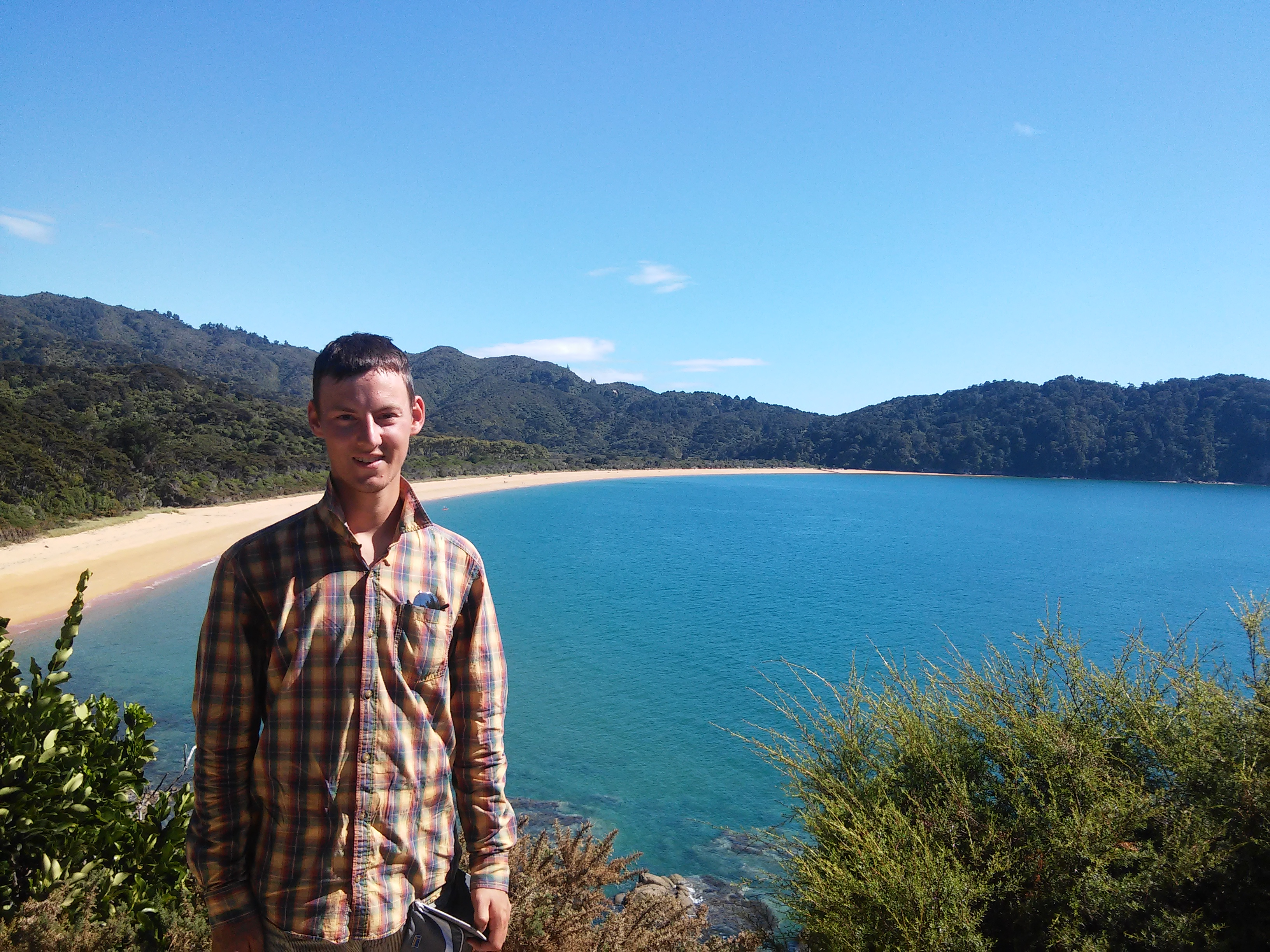 Tom beim Wandern des Abel Tasman Tracks in Neuseeland